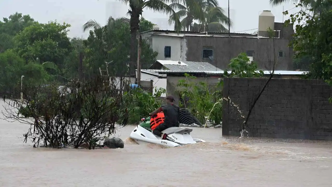 ضحايا جرّاء أمطار غزيرة وفيضانات في المكسيك (فيديو)
