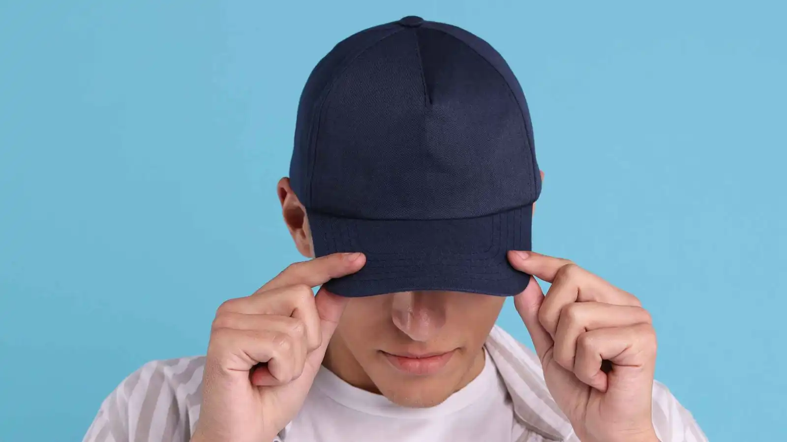 هل يسبب ارتداء القبعات الصلع؟.. خبراء يوضحون الحقيقة