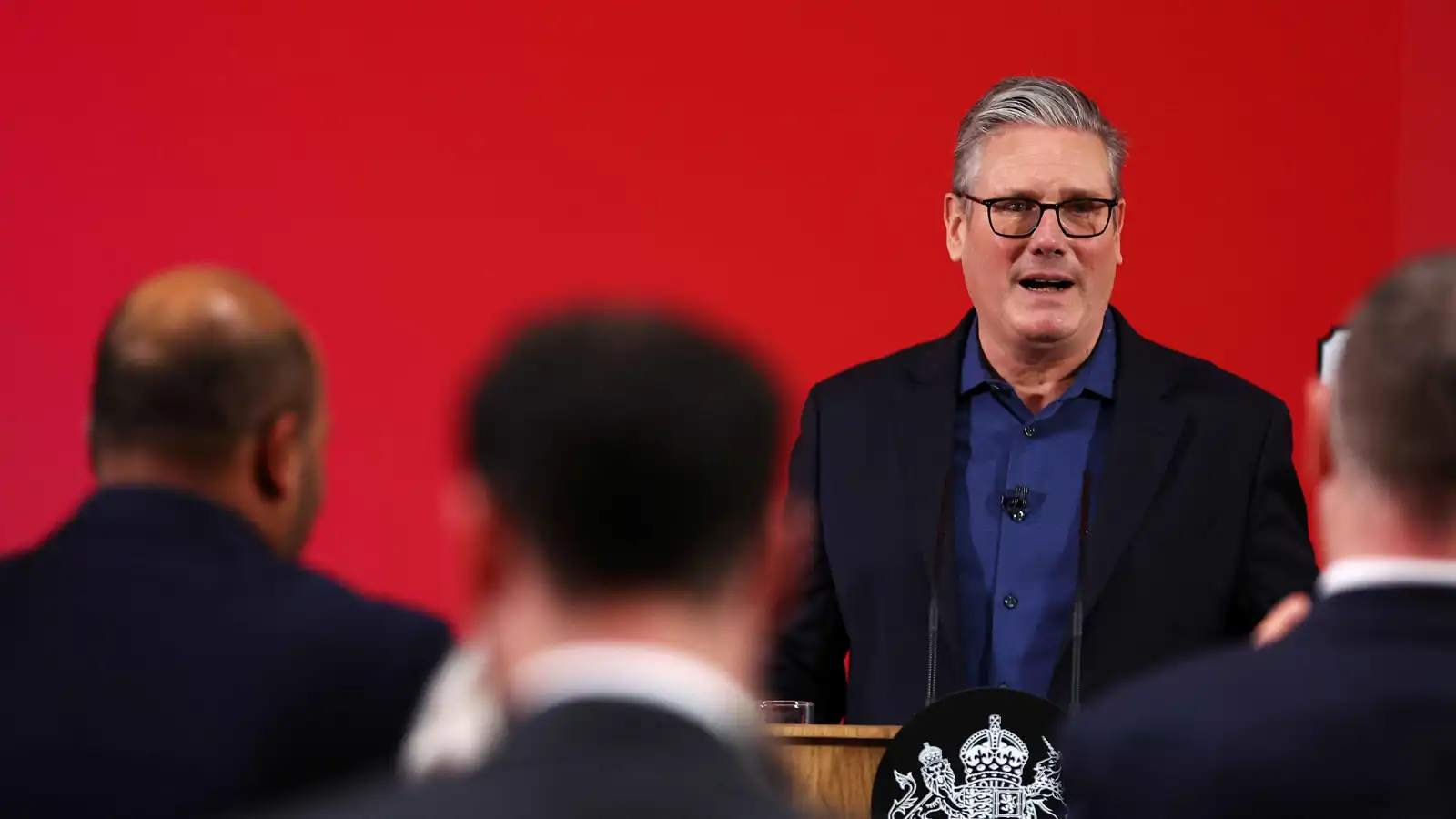 الحكومة البريطانية: ستارمر يمارس مهامه ولا يعتزم الاستقالة