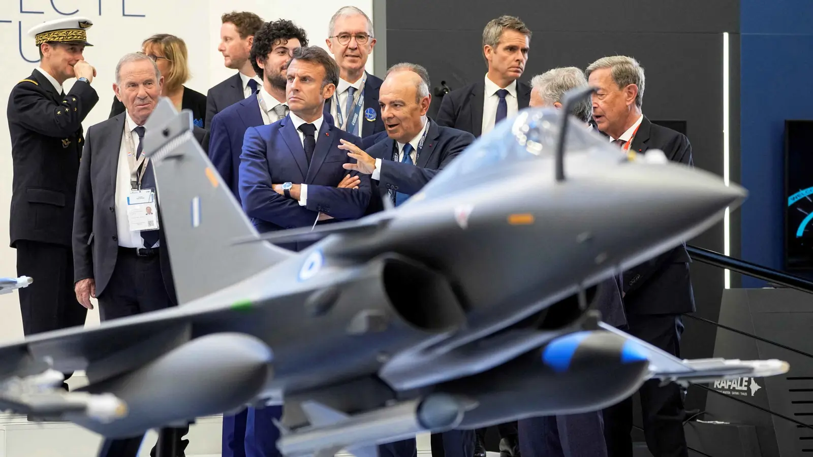 مقترح ماكرون لنشر قوات أوروبية في أوكرانيا.. خطوة نحو السلام أم تصعيد؟