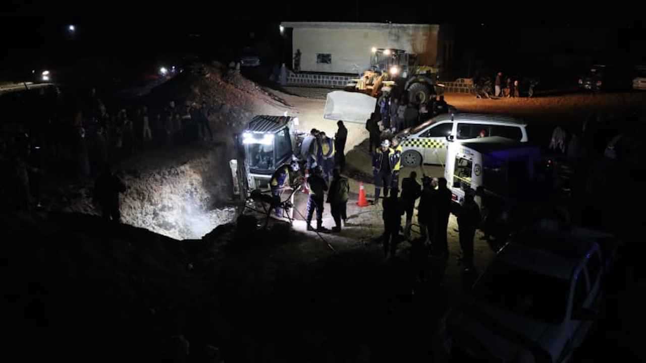 إدلب تحبس الأنفاس وتسابق الزمن لإخراج طفلة من بئر (فيديو وصور)