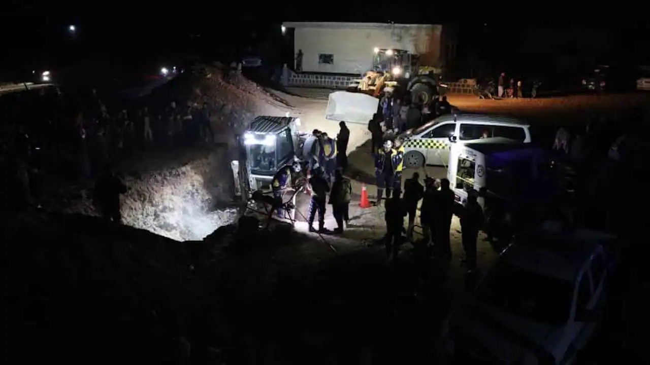 إدلب تحبس الأنفاس وتسابق الزمن لإخراج طفلة من بئر (فيديو وصور)