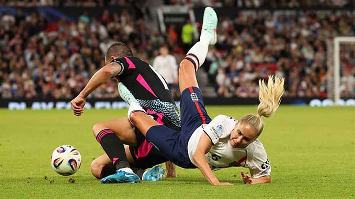 أسقطها أرضا.. تدخل أسطورة إيطاليا على لاعبة إنجلترا يكتسح الإنترنت (فيديو)