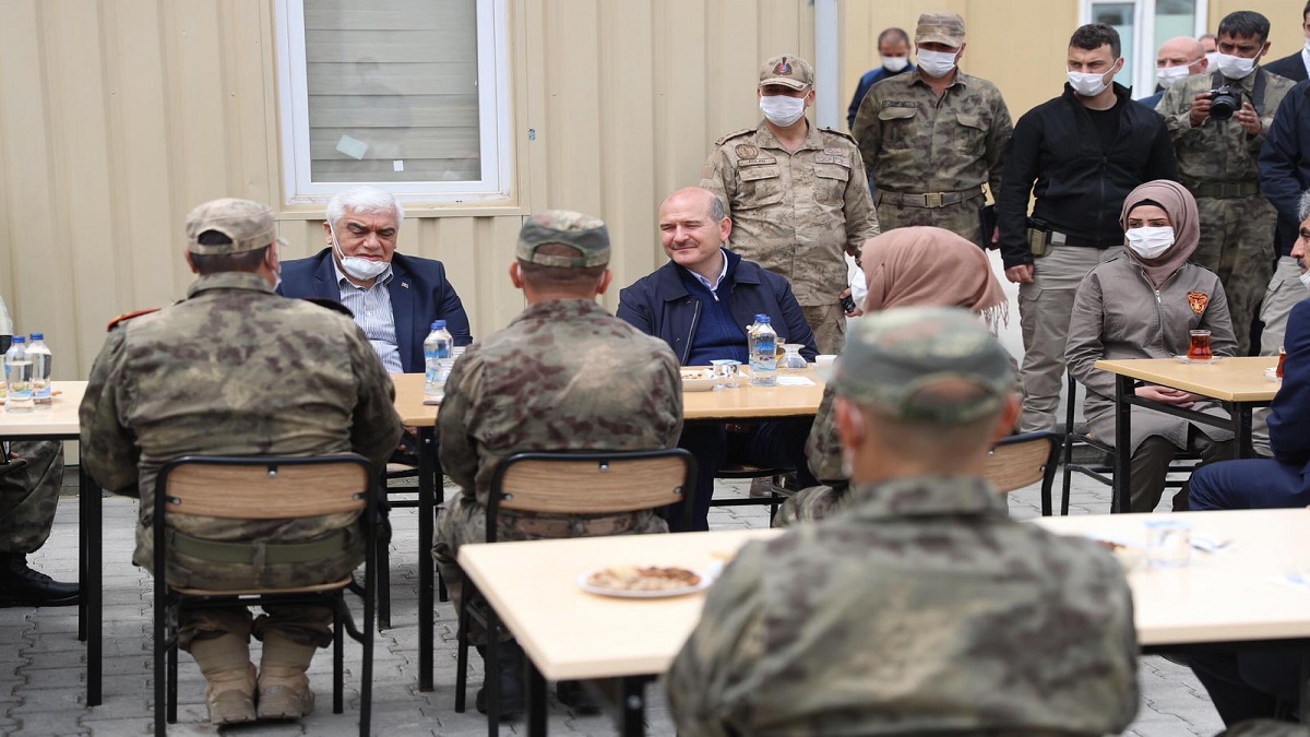 لأول مرة.. وزير الداخلية التركي يدخل الأراضي السورية مهنئا جنود بلاده بالعيد (صور)