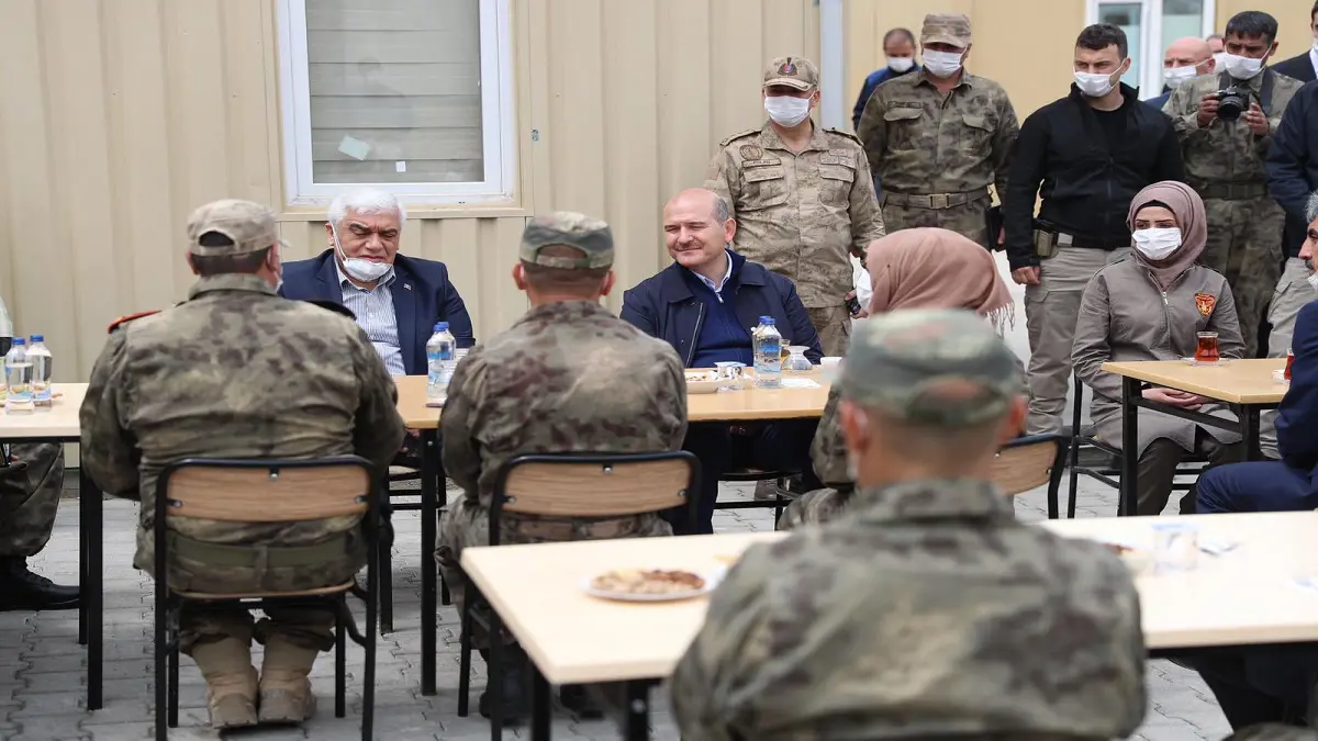 لأول مرة.. وزير الداخلية التركي يدخل الأراضي السورية مهنئا جنود بلاده بالعيد (صور)