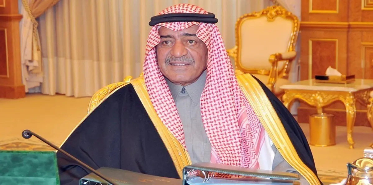 الأمير مقرن يتبرع بالدم للجنود السعوديين على حدود اليمن (صورة)