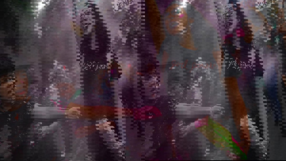 مذيع يتلقى "ضربة قاضية" في احتجاج ضد العنف الجنسي (فيديو)