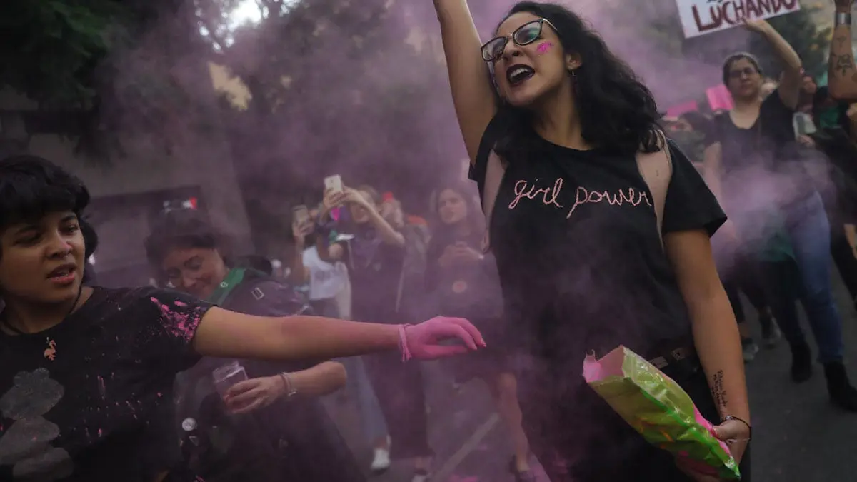 مذيع يتلقى "ضربة قاضية" في احتجاج ضد العنف الجنسي (فيديو)