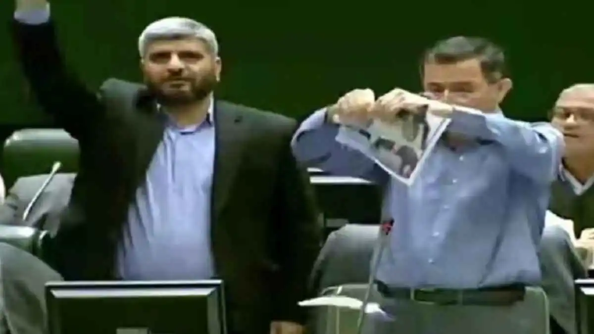 نائب إيراني يمزق صورة لقادة أوروبيين ردا على "إهانة" خامنئي (فيديو)‎
