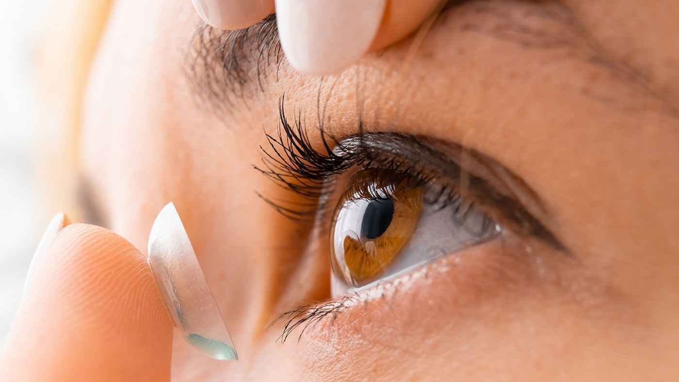 تحذيرات من مخاطر وضع العدسات اللاصقة أثناء النوم