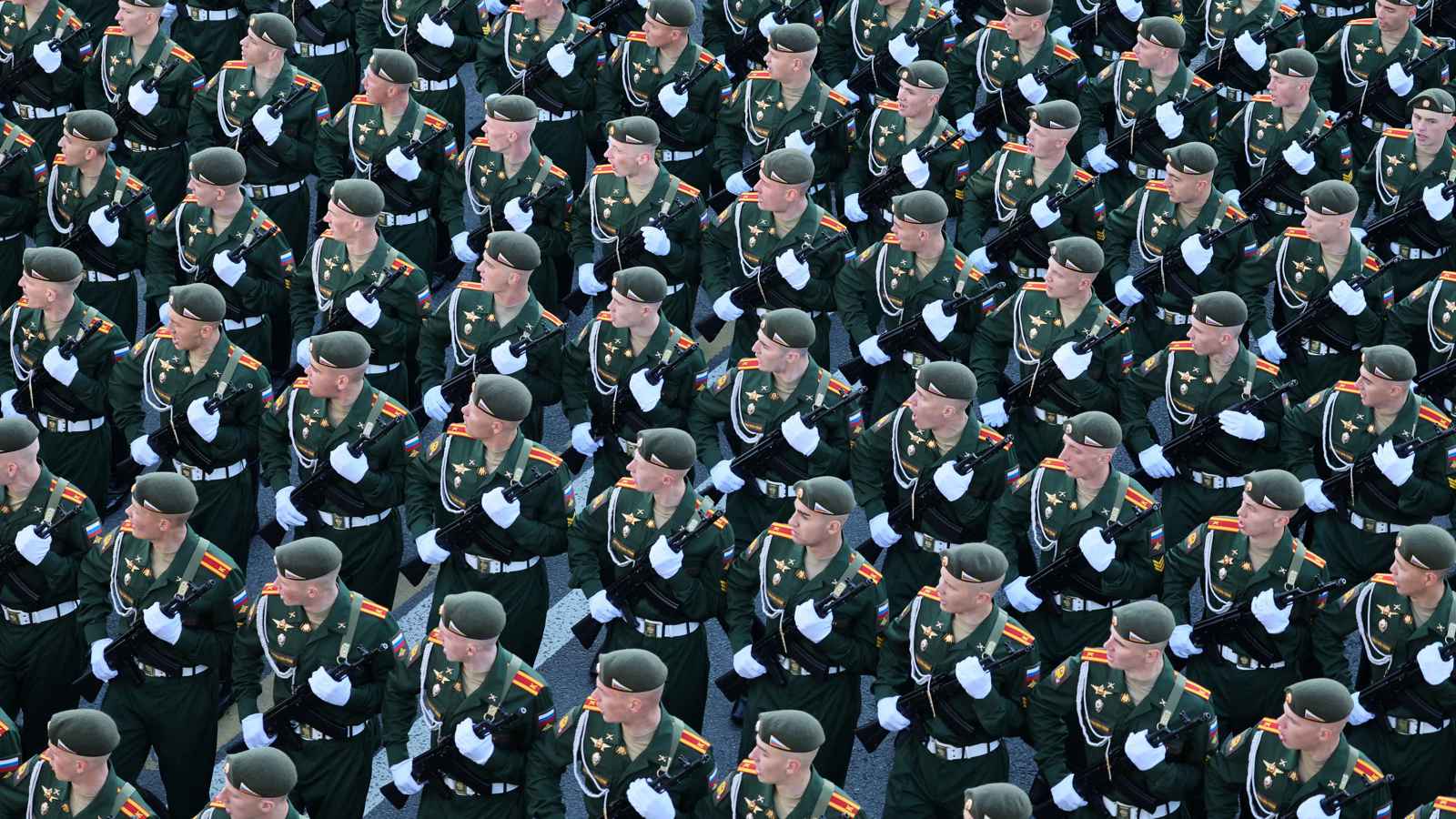 بحضور قادة وزعماء.. بدء العرض العسكري بـ"عيد النصر" في موسكو (فيديو)