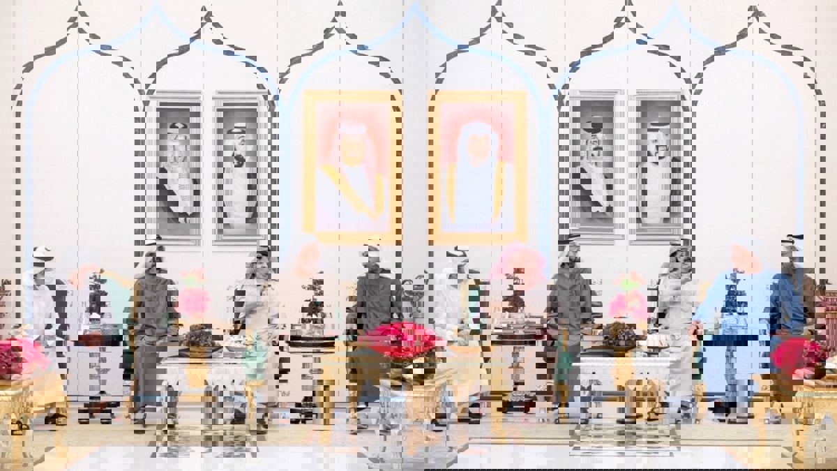 ملك البحرين يلتقي محمد بن راشد ومحمد بن زايد في مقر إقامته في أبوظبي