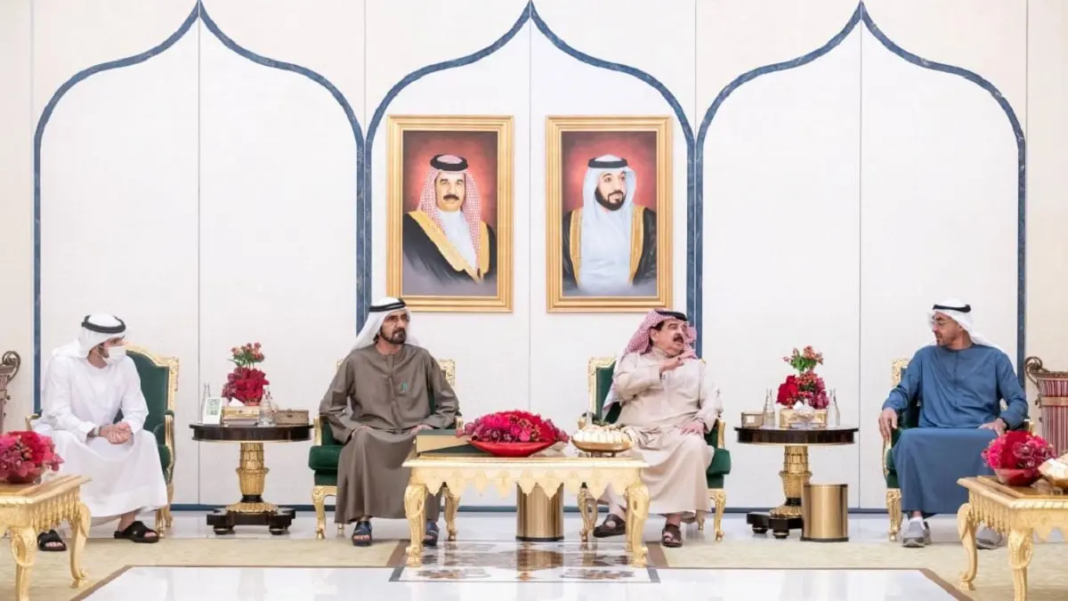 ملك البحرين يلتقي محمد بن راشد ومحمد بن زايد في مقر إقامته في أبوظبي