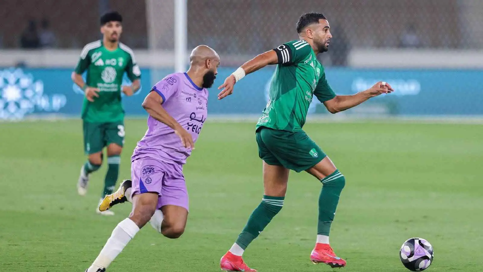 غير جنسيته الكروية وطلبوه في الهلال.. من هو خليفة رياض محرز في الأهلي السعودي؟