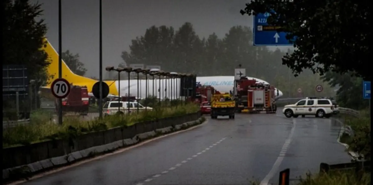 تحطم طائرة بوينغ وسط طريق عام في إيطاليا (صور وفيديو)