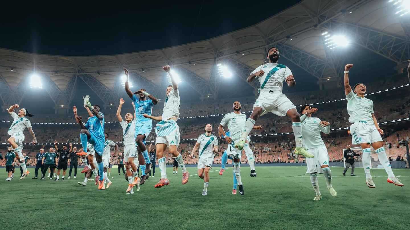 جدة خضراء.. أسطورة الاتحاد السعودي يصدم جماهير ناديه (فيديو)