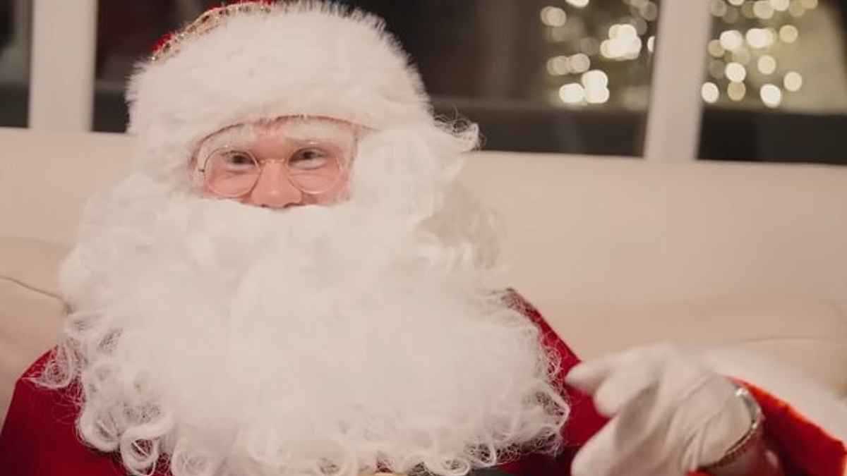 هالاند يتنكر في زي "سانتا كلوز" ويفاجئ الأطفال بهدايا رائعة (فيديو)
