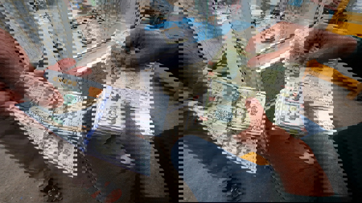 الريال الإيراني يهوي مع تهديد فيروس كورونا للصادرات