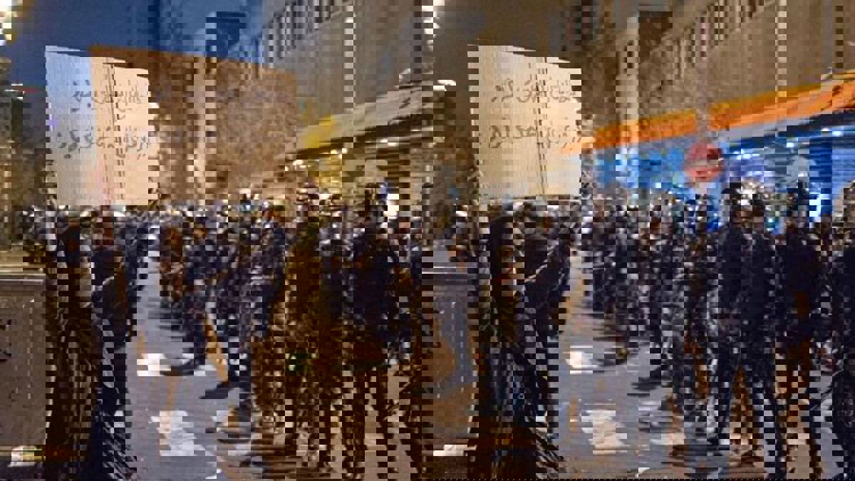 إيران.. الحكومة تقدم مشروع قانون يسهل استخدام السلاح ضد المظاهرات