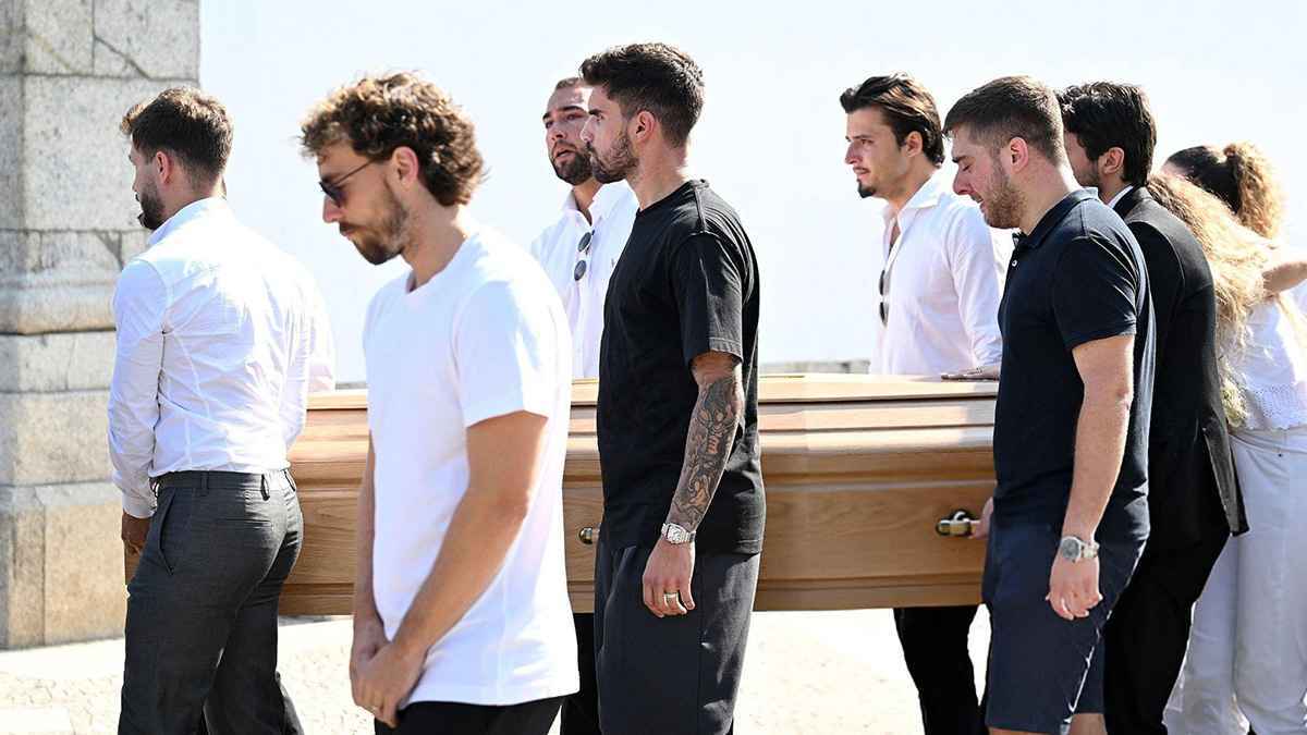 بدء جنازة ديوغو جوتا وشقيقه أندري بحضور نجم الهلال السعودي (فيديو)