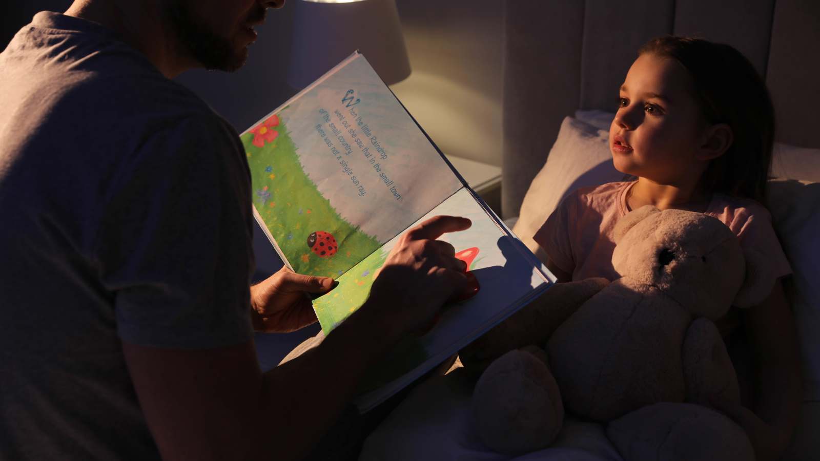 آباء "جيل زد" أقل تفاعلا في قراءة القصص لأطفالهم