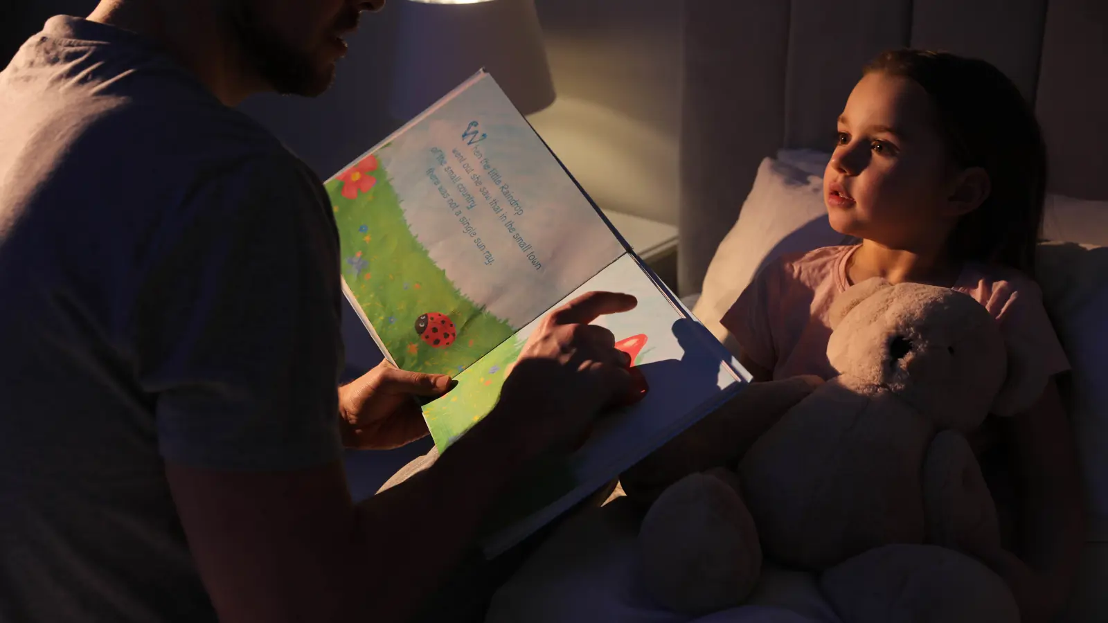 آباء "جيل زد" أقل تفاعلا في قراءة القصص لأطفالهم