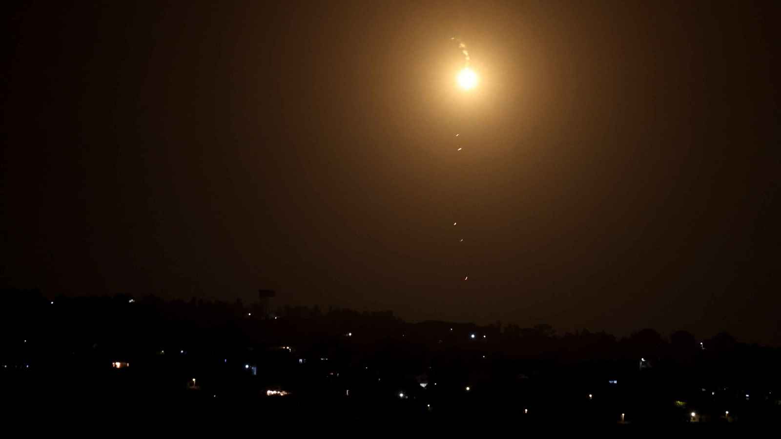 اعتراض عدد من الصواريخ الإيرانية في سماء الأردن (فيديو)