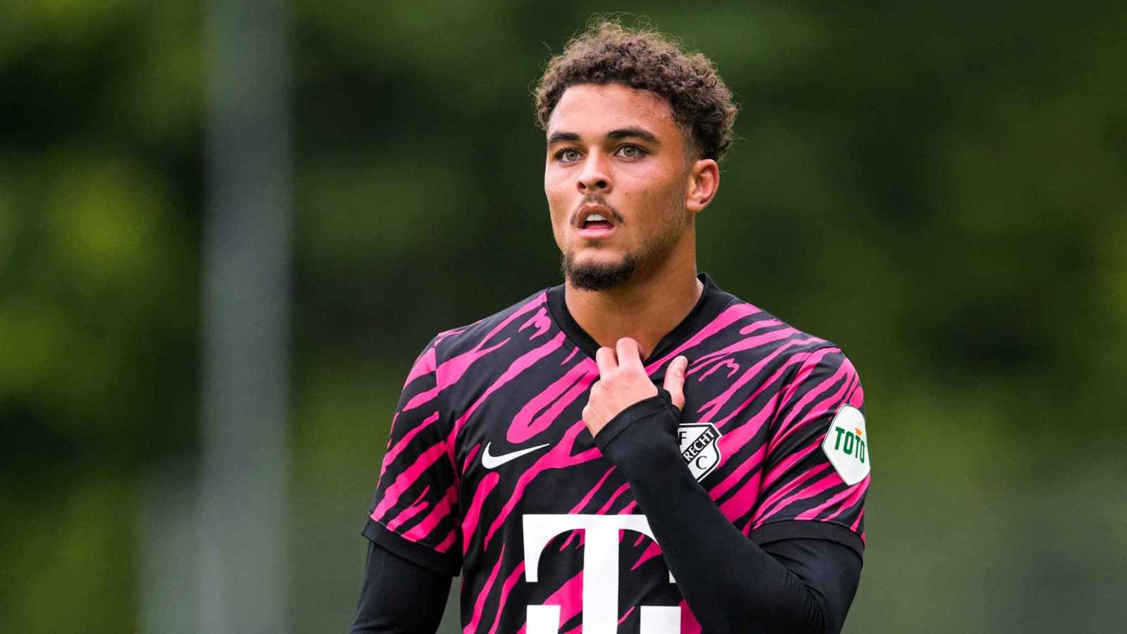 ليون الفرنسي يضمّ رسميا نجل أسطورة برشلونة