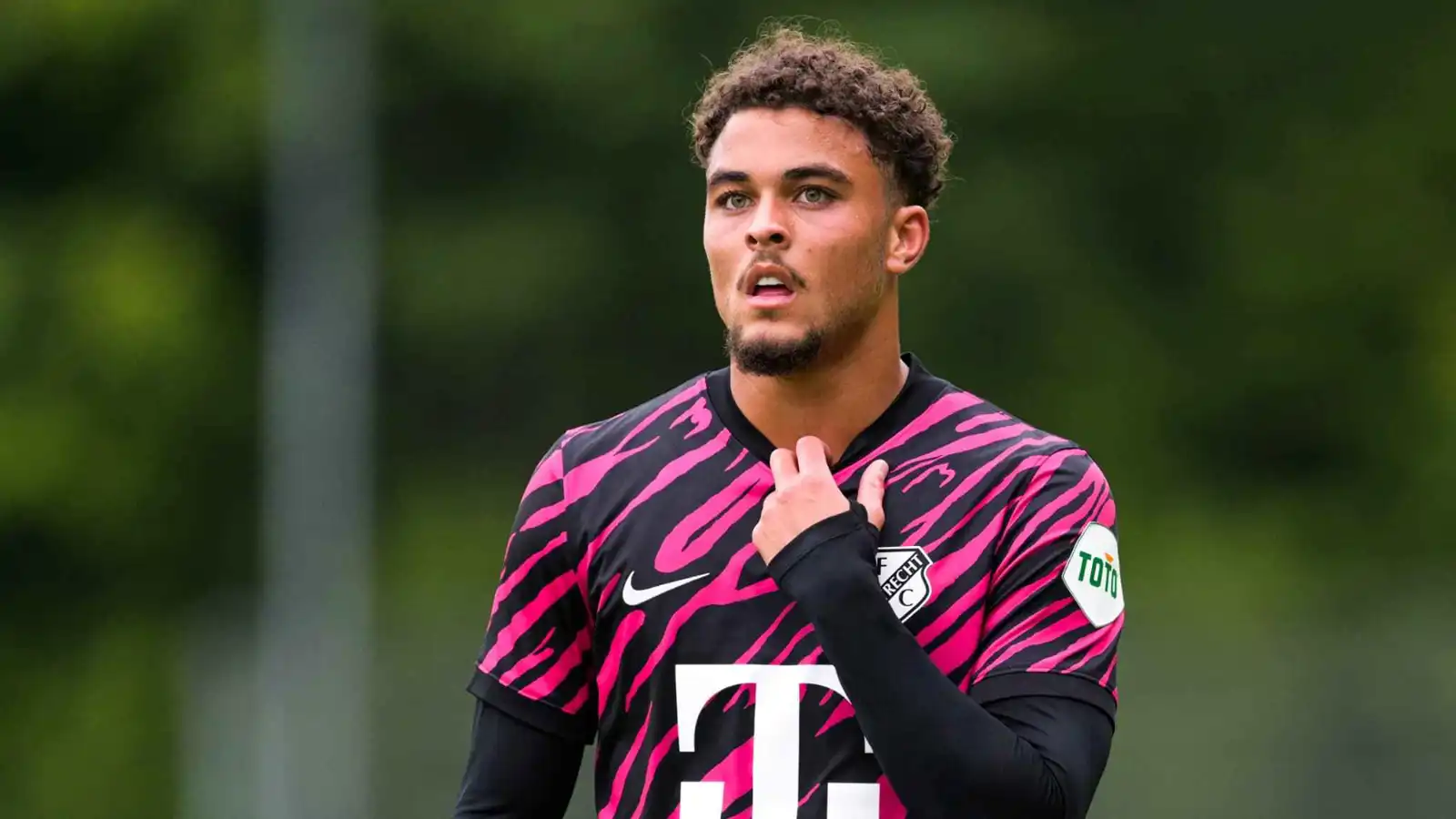 ليون الفرنسي يضمّ رسميا نجل أسطورة برشلونة