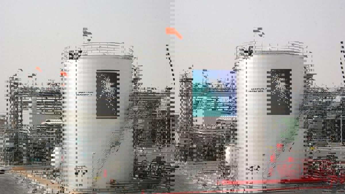 السعودية ترفع إنتاجها النفطي في أكتوبر لإعادة ملء المخزونات