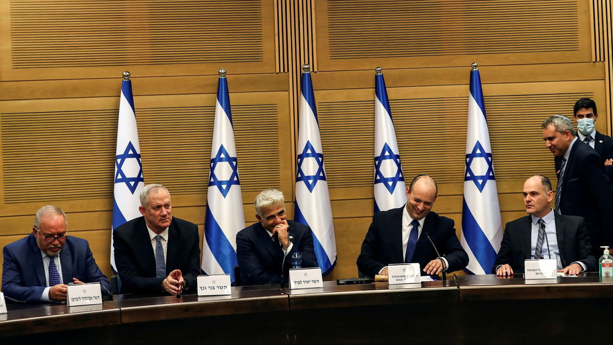 صحيفة عبرية: حكومة بينيت ستطبق "خطة إنقاذ" تعتمد على "القائمة المشتركة"