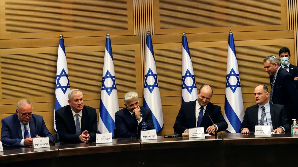 صحيفة عبرية: حكومة بينيت ستطبق "خطة إنقاذ" تعتمد على "القائمة المشتركة"