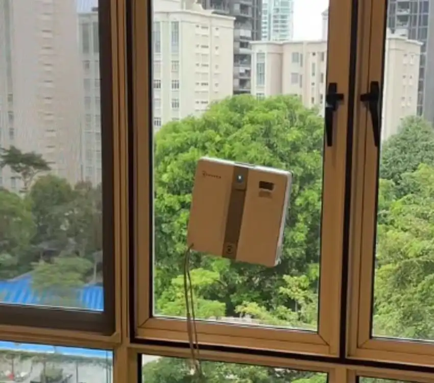 روبوت لتنظيف النوافذ في سنغافورة 