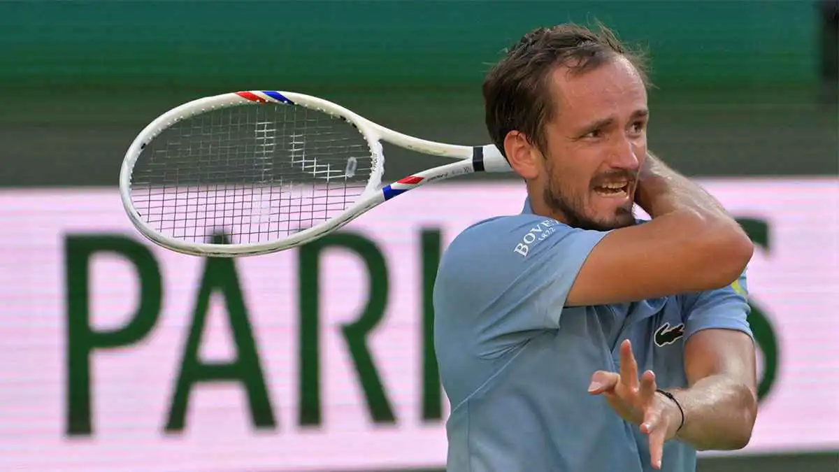 ميدفيديف يهزم ألكاراز ويواجه سينر في نهائي إنديان ويلز للتنس