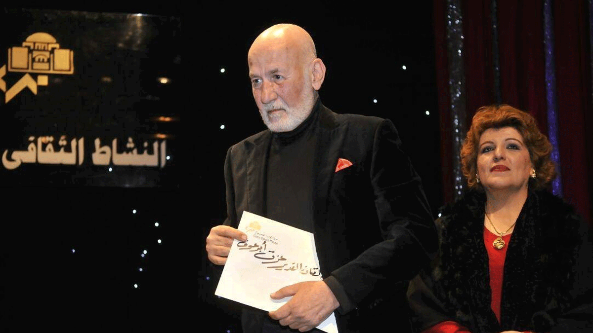 تشييع جثمان عزت أبو عوف في غياب نجوم الفن (صور)