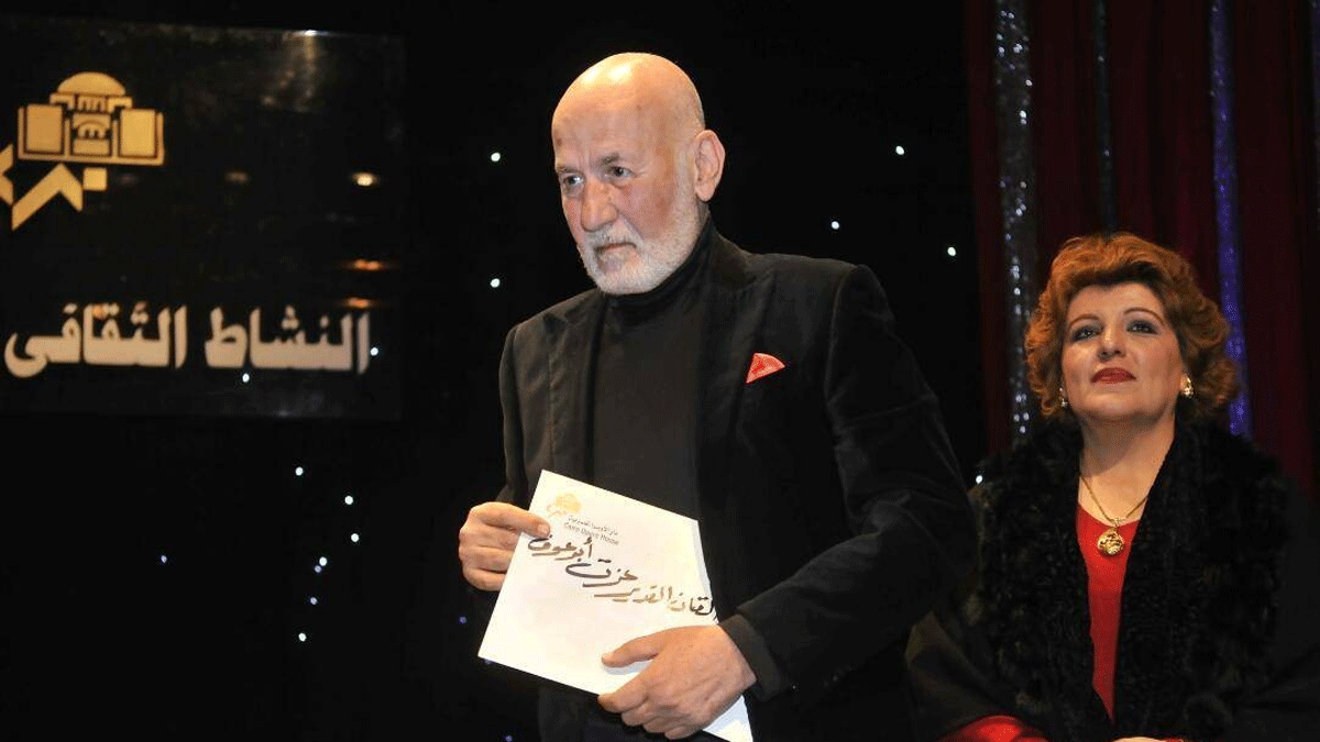 تشييع جثمان عزت أبو عوف في غياب نجوم الفن (صور)