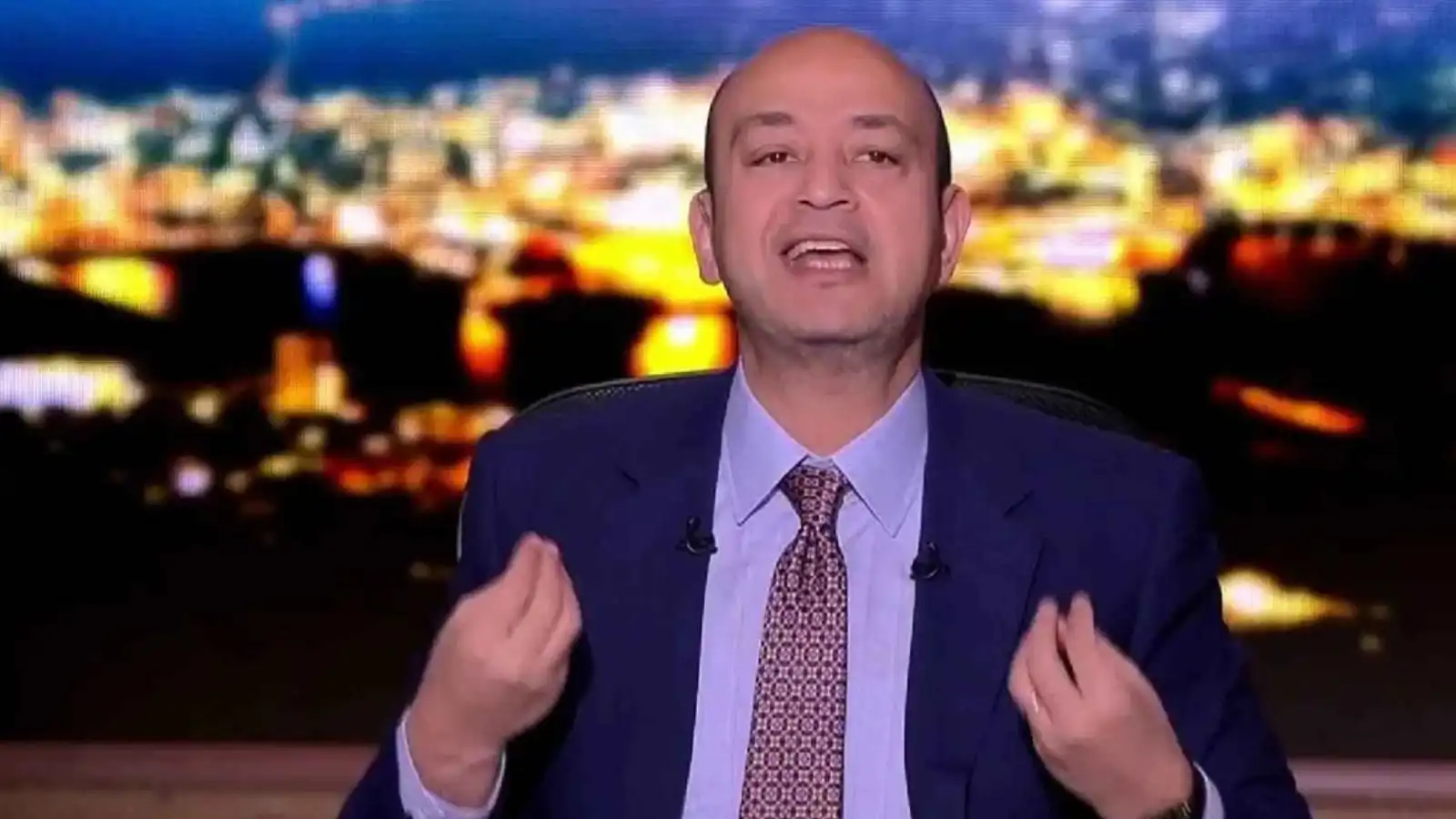 "كومبارس" يقتحم شقة الإعلامي عمرو أديب بسبب ضائقة مالية