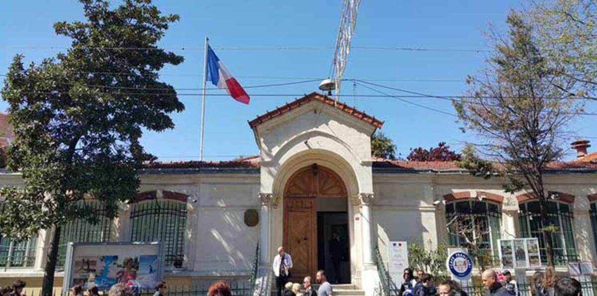 جماعة يسارية تتبنى الهجوم على السفارة الفرنسية في أثينا