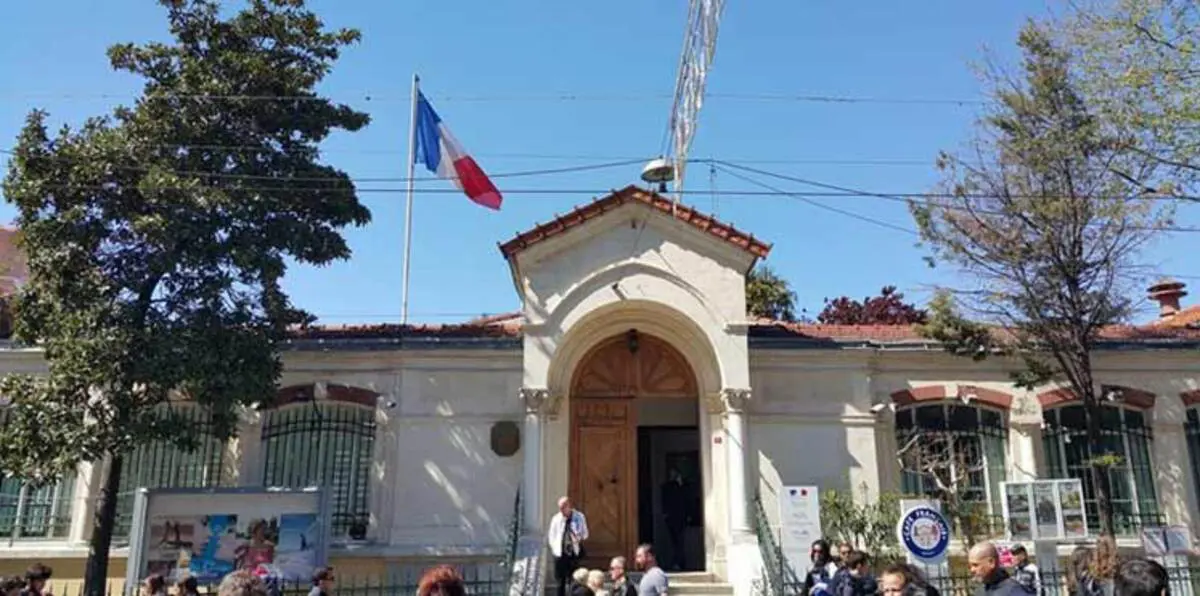 جماعة يسارية تتبنى الهجوم على السفارة الفرنسية في أثينا