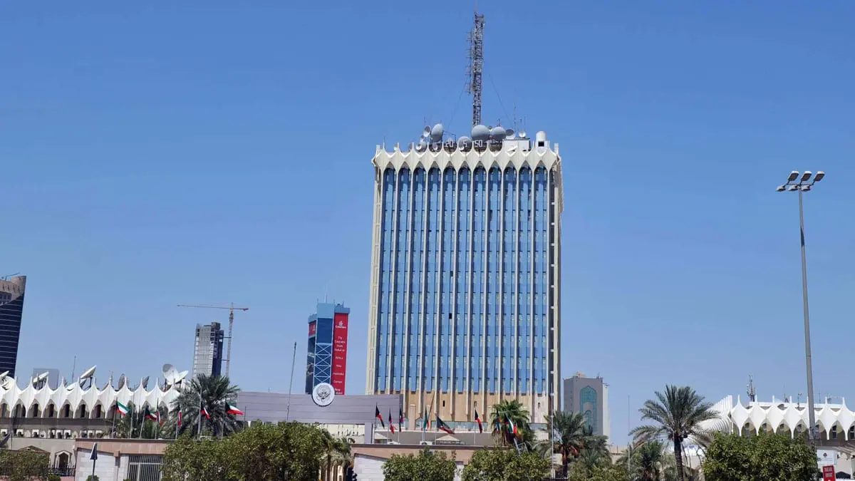 الكويت.. اتهامات بصرف مكافأة مالية كبيرة لمقدم برنامج شهير لم يدخل الاستديو بتاتا