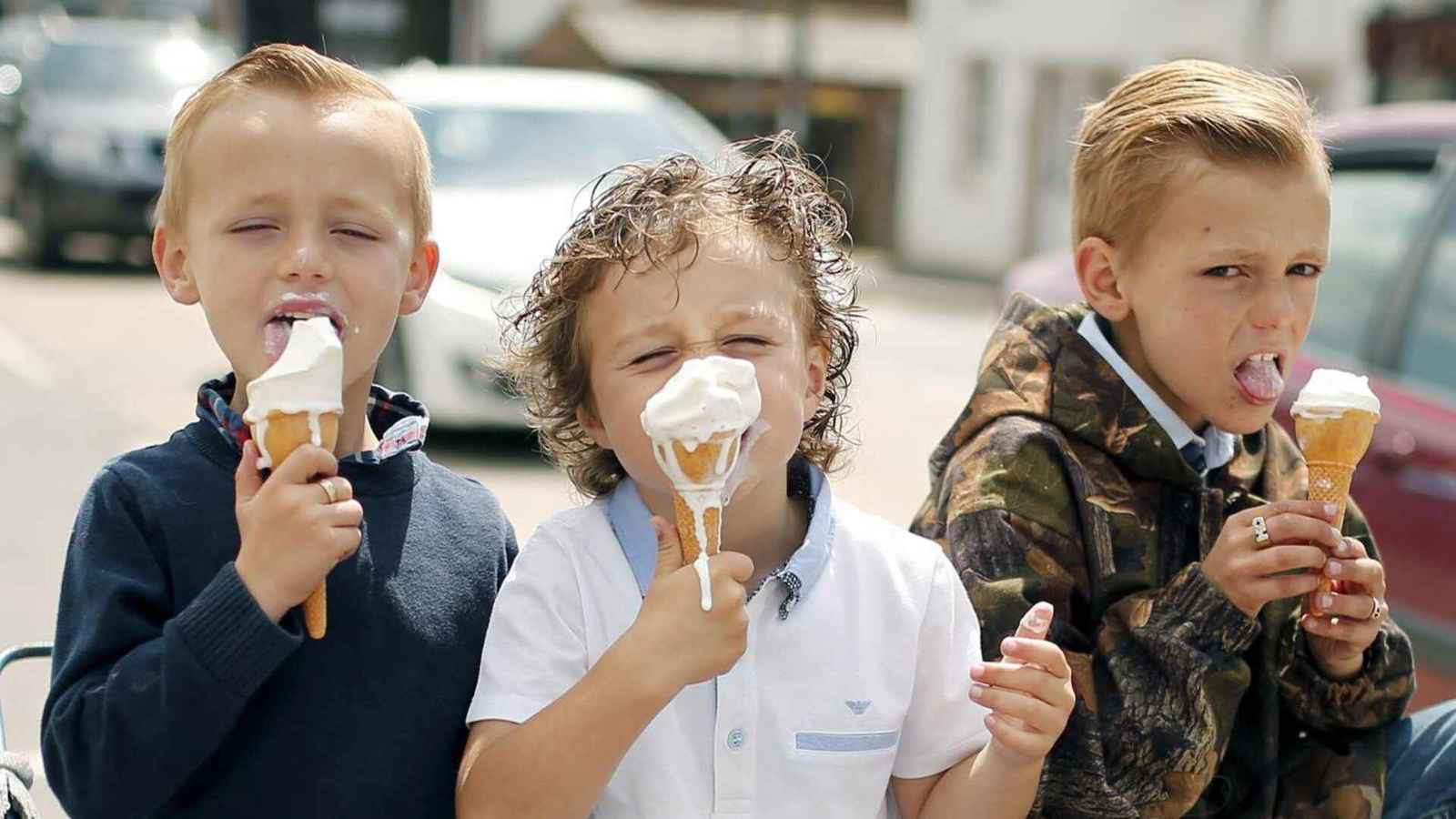 تعزز المناعة وتحسن المزاج.. متى يمكن للأطفال تناول المثلجات؟