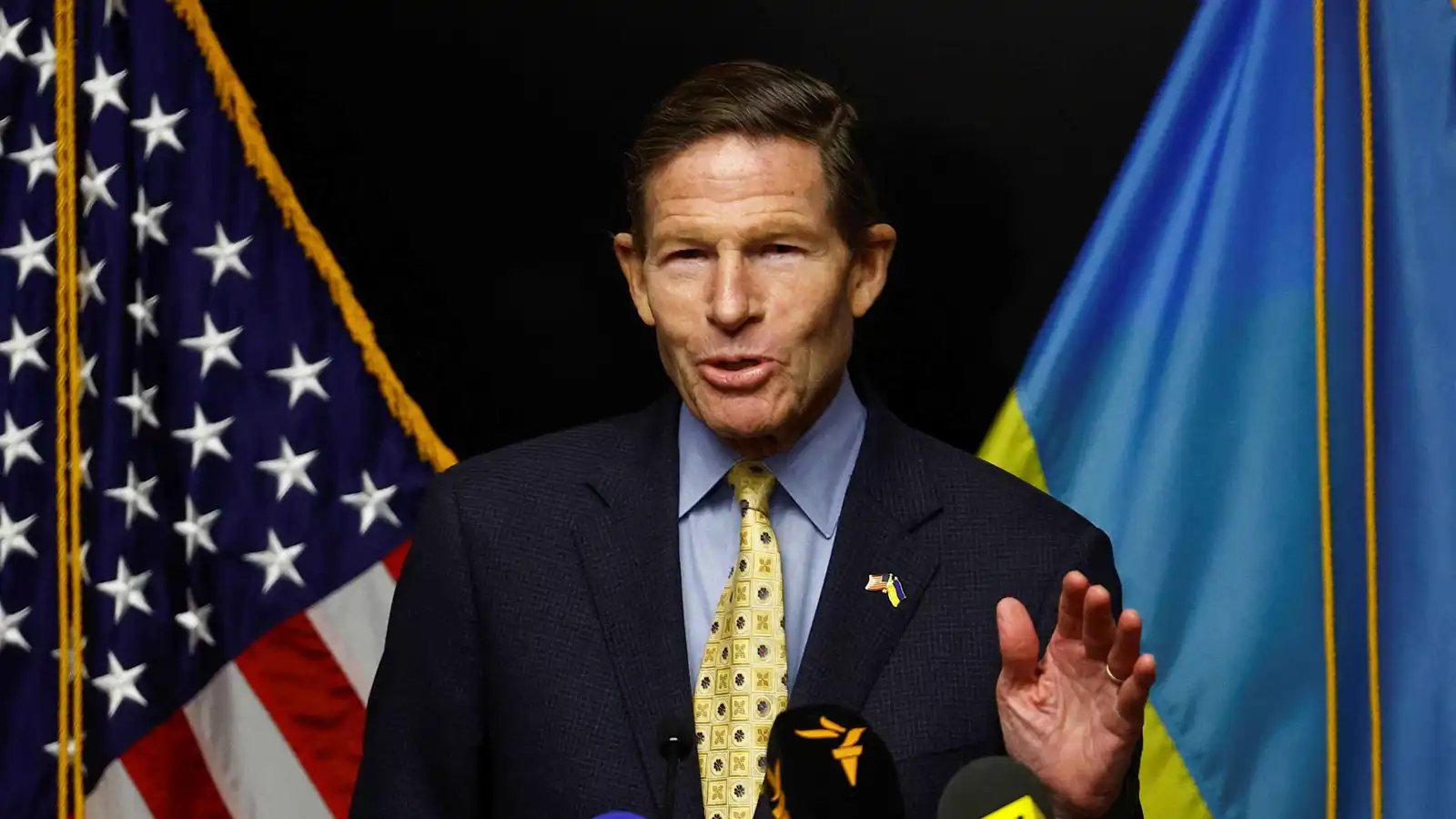 بعد إحاطة سرية.. سيناتور أمريكي يحذر من عواقب نشر قوات برية في إيران (فيديو)