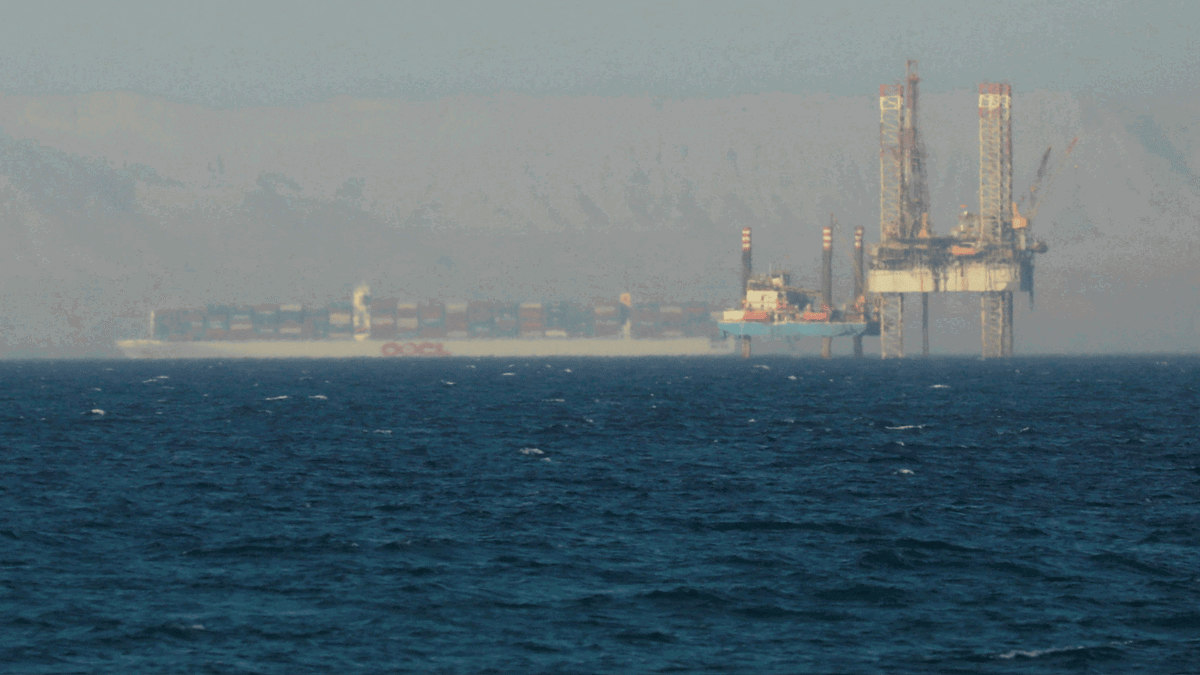 سفينة تبلغ عن اقتراب زورقين شمال غرب ميناء عصب الإريتري‎