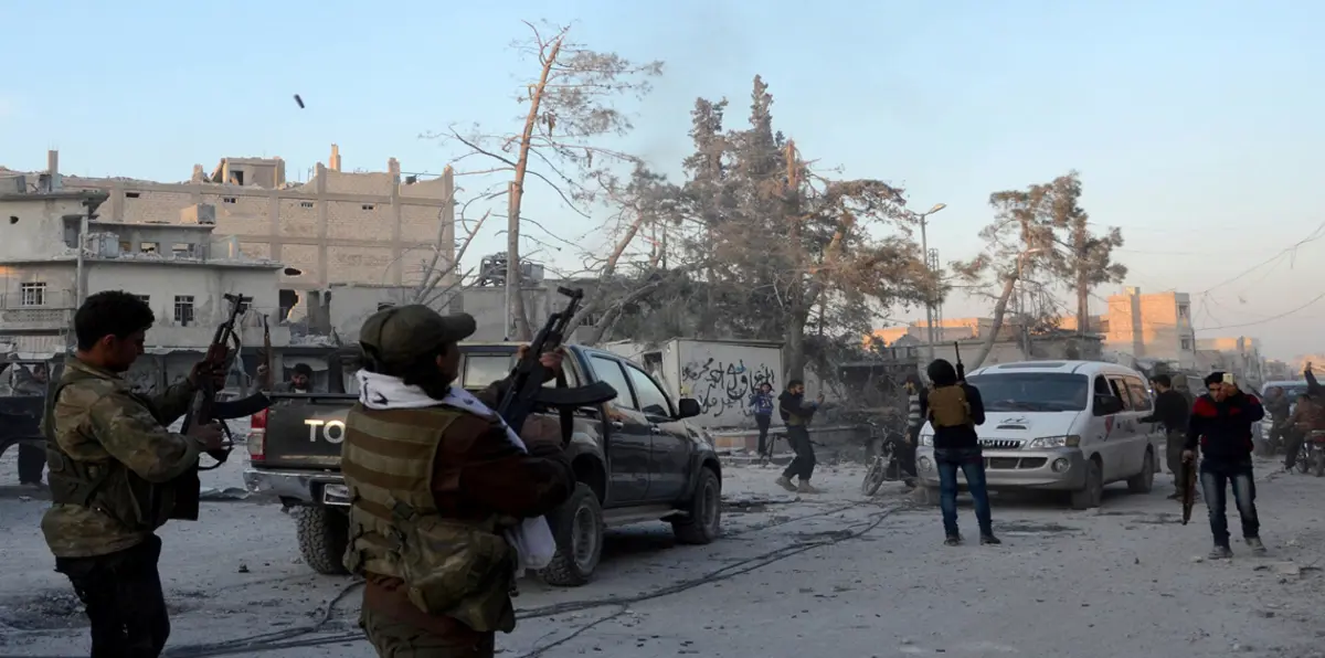 لاقتحامه مستشفى بالباب.. "أسلوب غريب" لمعاقبة ضابط بالجيش السوري الحر (فيديو)