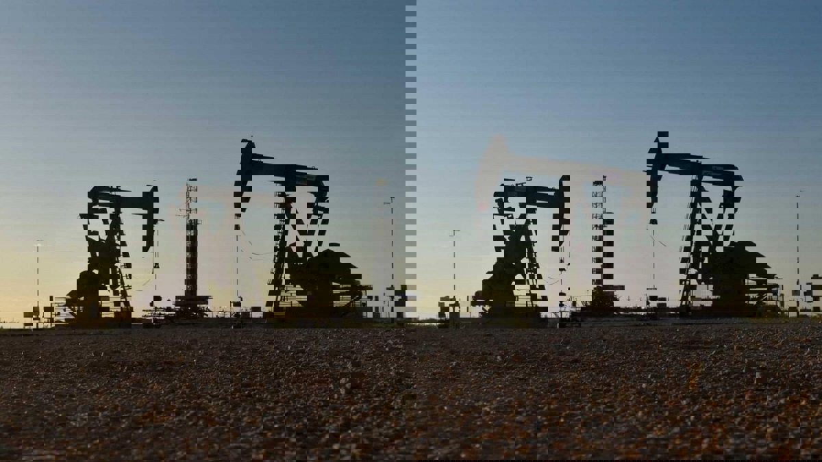 النفط ينخفض لليوم الثاني بسبب مخاوف النمو الاقتصادي