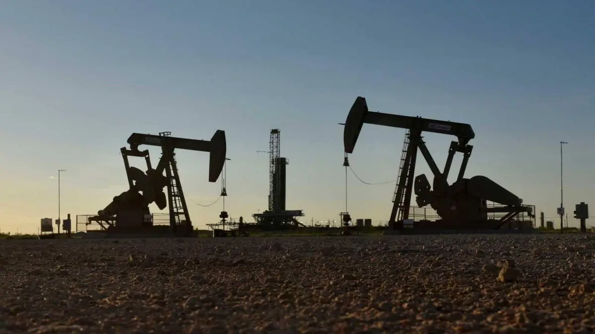 النفط ينخفض لليوم الثاني بسبب مخاوف النمو الاقتصادي