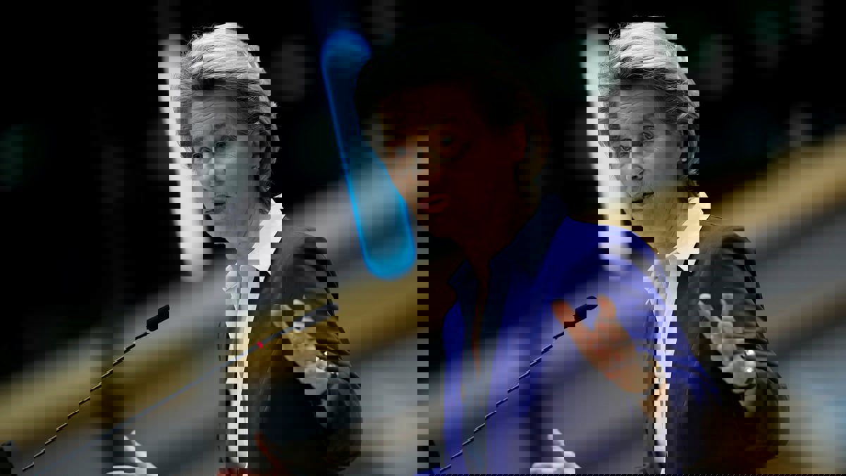 أورسولا فون: الاتحاد الأوروبي سيرد بعقوبات "هائلة" على روسيا إذا هاجمت أوكرانيا