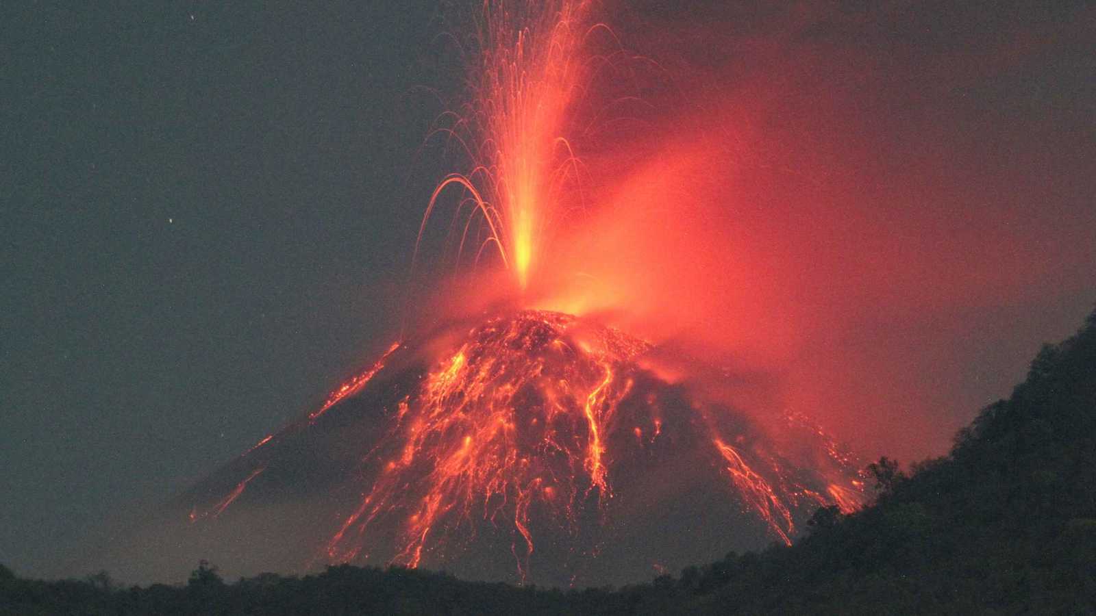 ثوران جديد لبركان "ليووتوبي لاكي-لاكي" يعطّل مطارًا في إندونيسيا (فيديو)