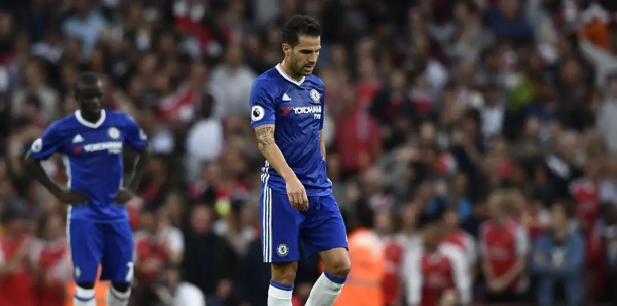 زوجة فابريغاس تسخر من أنباء انتقاله لميلان (صور)