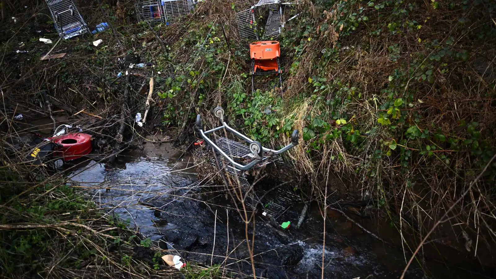 الحكومة البريطانية تستخدم المسيّرات لتعقب "مجرمي البيئة"